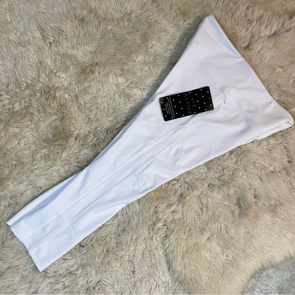 ✨NWT✨ Cropped Leggings White Sz Medium - Picture 3 of 8